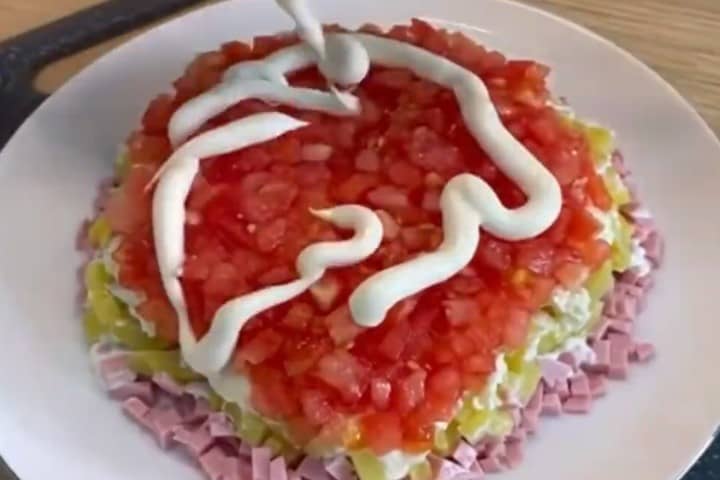 Приготовление салата «Подсолнух» с чипсами: шаг 4