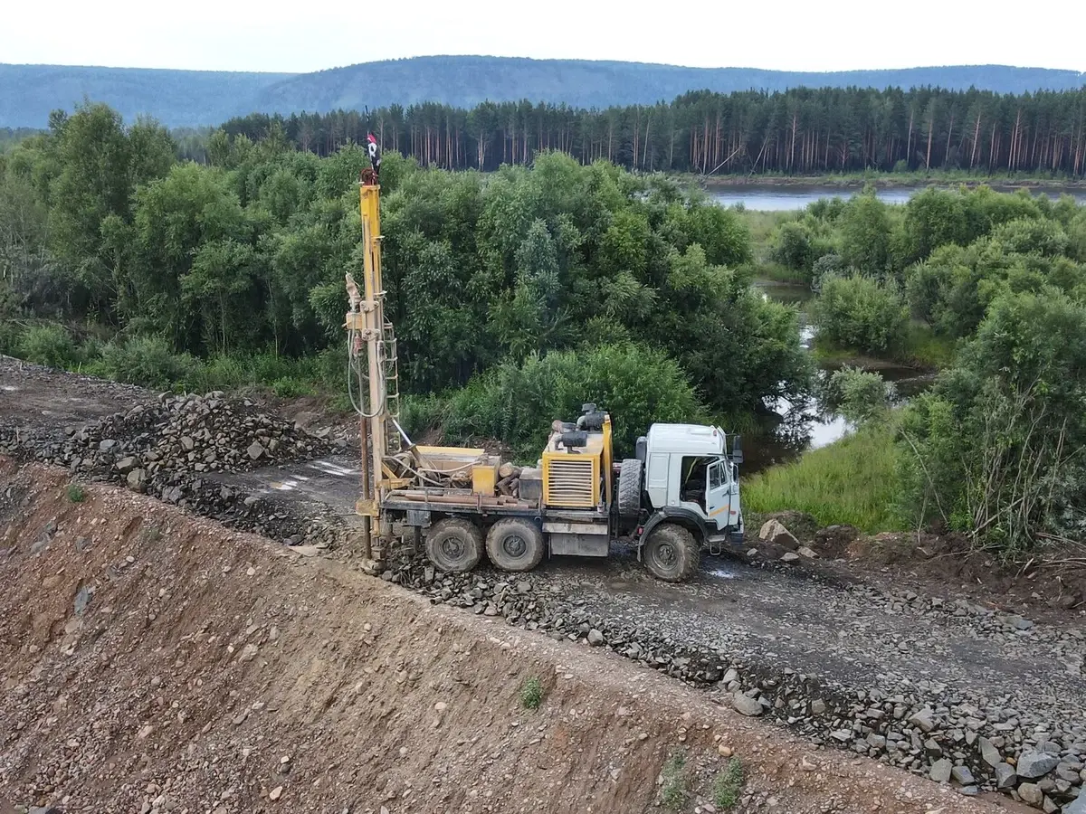 Буровая установка на участке у леса