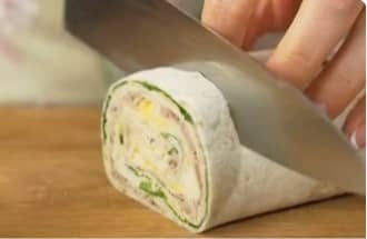 Приготовление рулета из лаваша с рыбными консервами, яйцом, сыром и зеленью: шаг 12