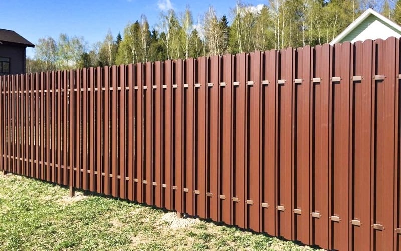 Забор из металлического штакетника цвет коричневый