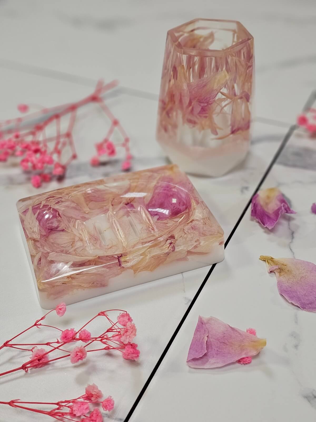 Мыльница и стакан из эпоксидной смолы и цветов