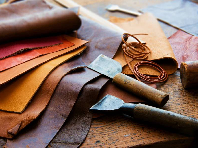 фото парня и девушки на романтическом свидании в публичном месте