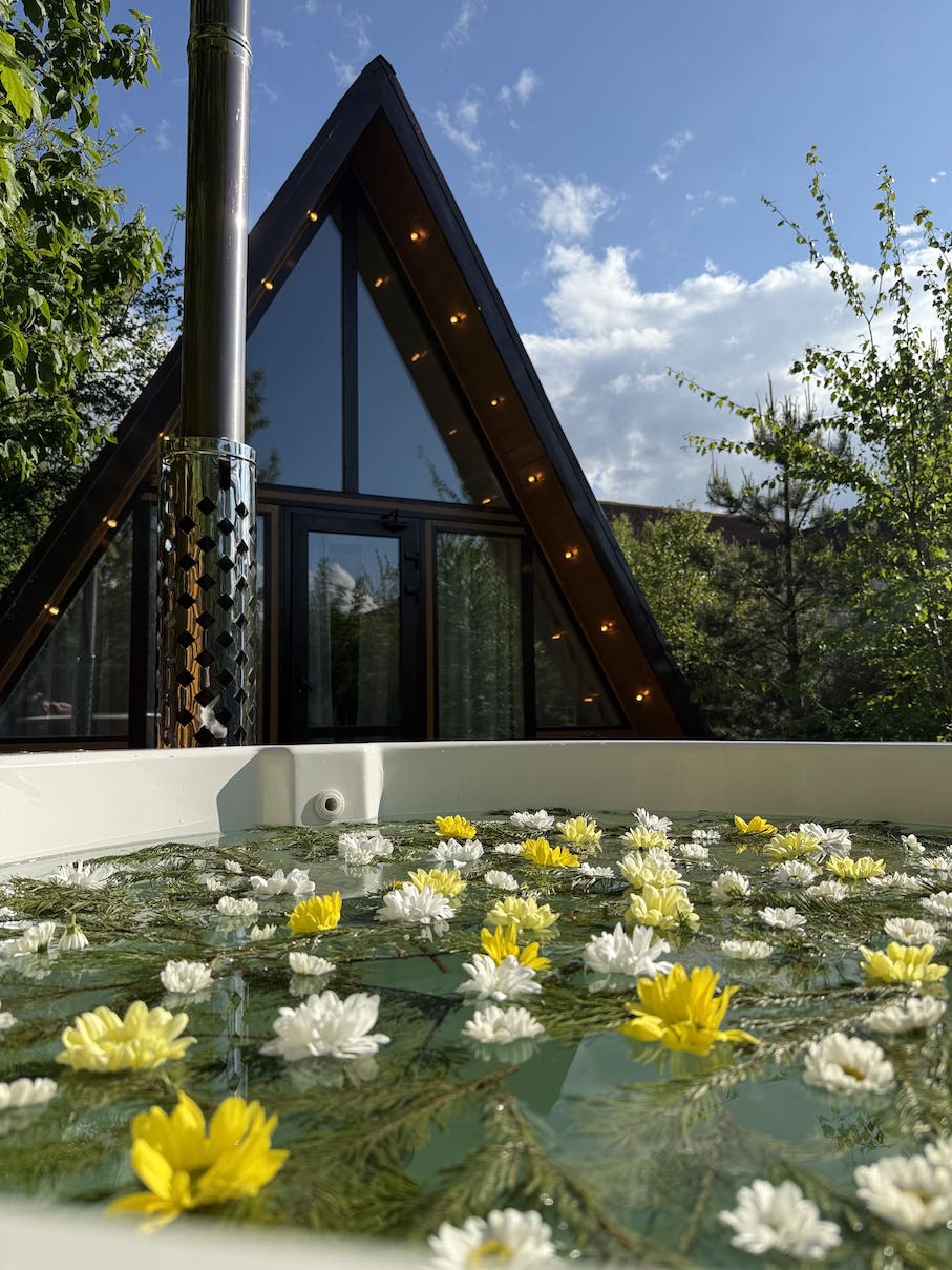 Уединённый загородный отдых в мае на территории Aframe Happy в домиках с купелью фурако