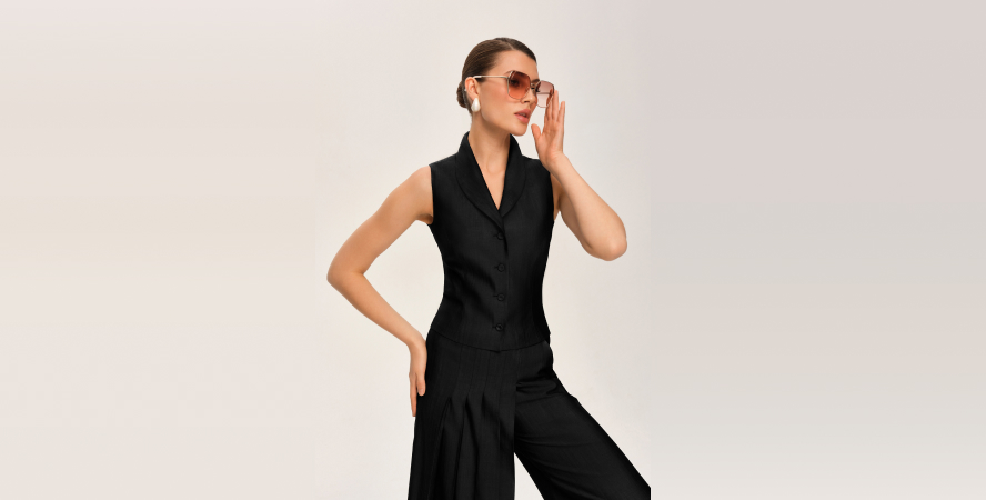 девушка в чёрном костюме moyocoyotzin