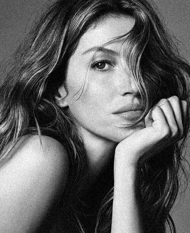 девушка смотрит прямо оперлась подбородком на руку