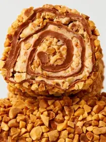 Карамельный рулет с миндальным кремом — срез