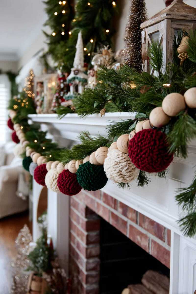 Гирлянда из красных, зеленых и кремовых помпонов с деревянными бусинами в винтажном стиле 1