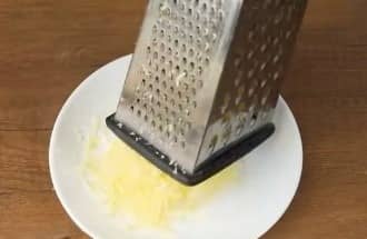 Приготовление рулета из лаваша с рыбными консервами, яйцом, сыром и зеленью: шаг 4