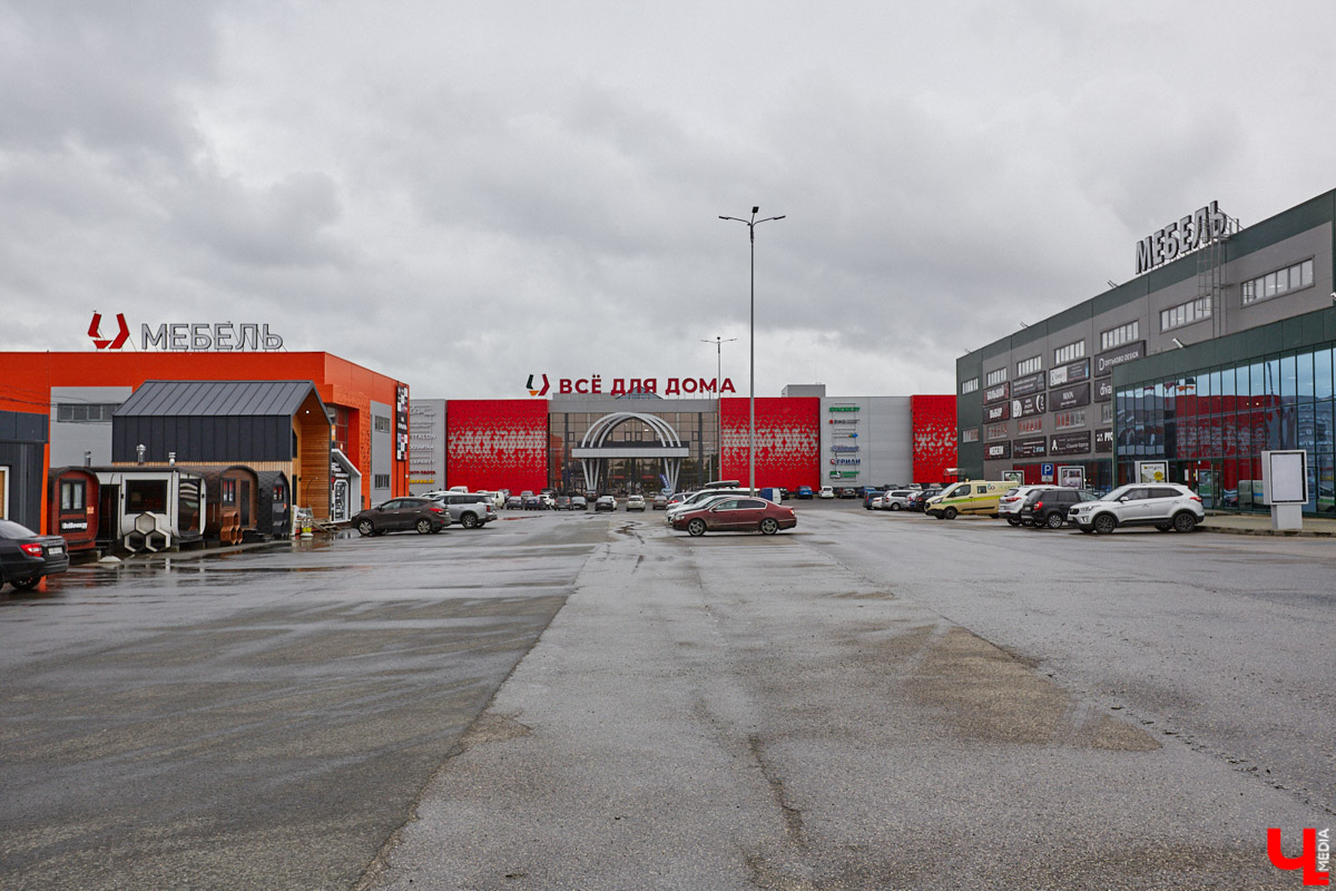 Ориентир на экономику впечатлений заставляет бизнес искать нестандартные подходы для привлечения трафика. Покупателям важна продуманность пространства. Именно по таким принципам работает торговый комплекс «Подкова». Современный мегамолл товаров для ремонта и стройки предлагает партнерам новые возможности и создает нужную атмосферу для покупателей.