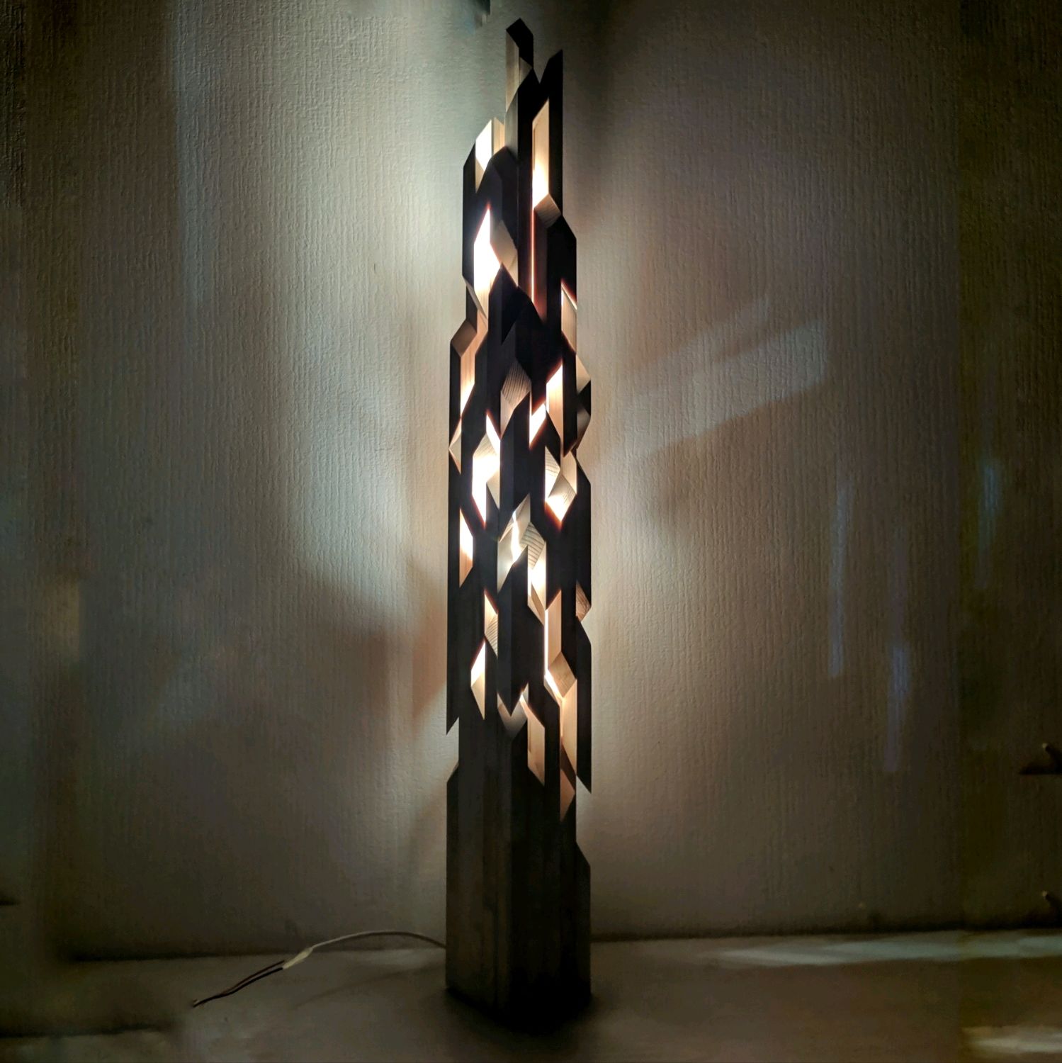 Авторская работа напольного светильника. Свет сталагмита.