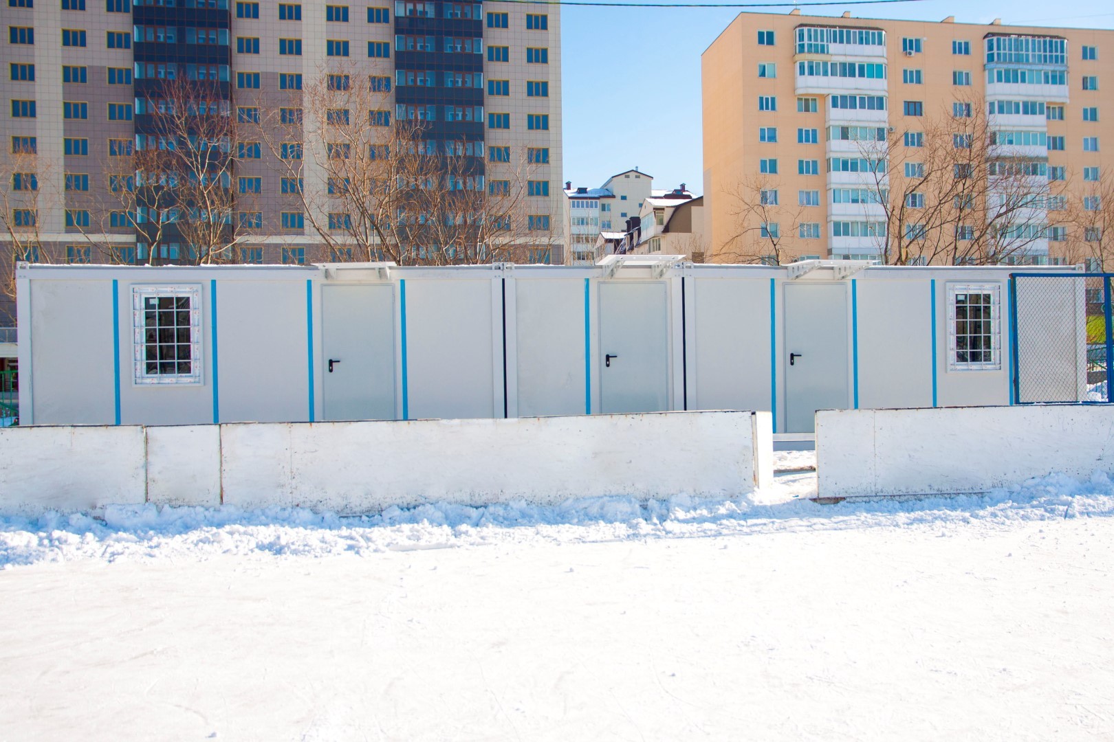 Школа 26 южно. Хоккейный корт Южно Сахалинск. Хоккейный корт с раздевалкой. Модульные раздевалки для хоккеистов. Раздевалка хоккейная уличная для площадки.