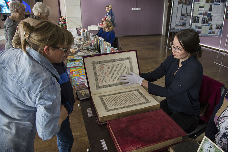 Эксозиция старинных книг из фонда Забайкальского краеведческого музея в Забайкальской филармонии