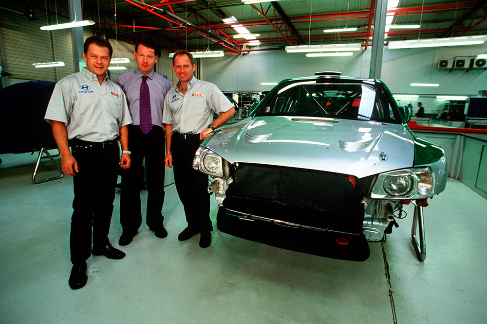 Армин Шварц, Манфред Химер и менеджер команды Hyundai Марк Басфилд, декабрь 2001