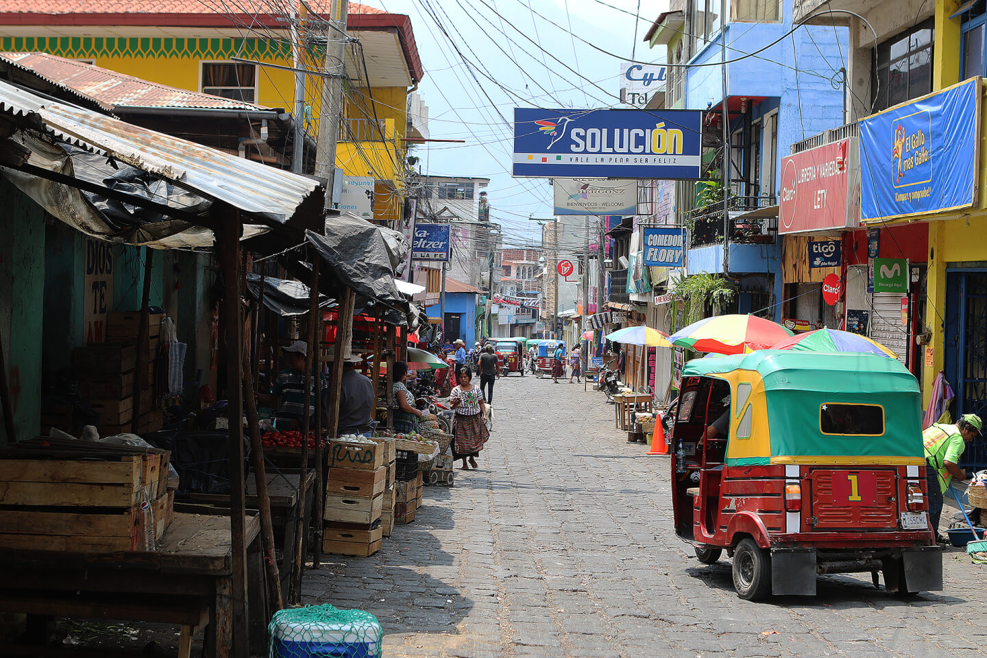 San Pedro la Laguna. A settlement where it is forbidden to use disposable plastic. On the market, banana leaves serve as packaging for the product. The Department of Sololá. 2018.