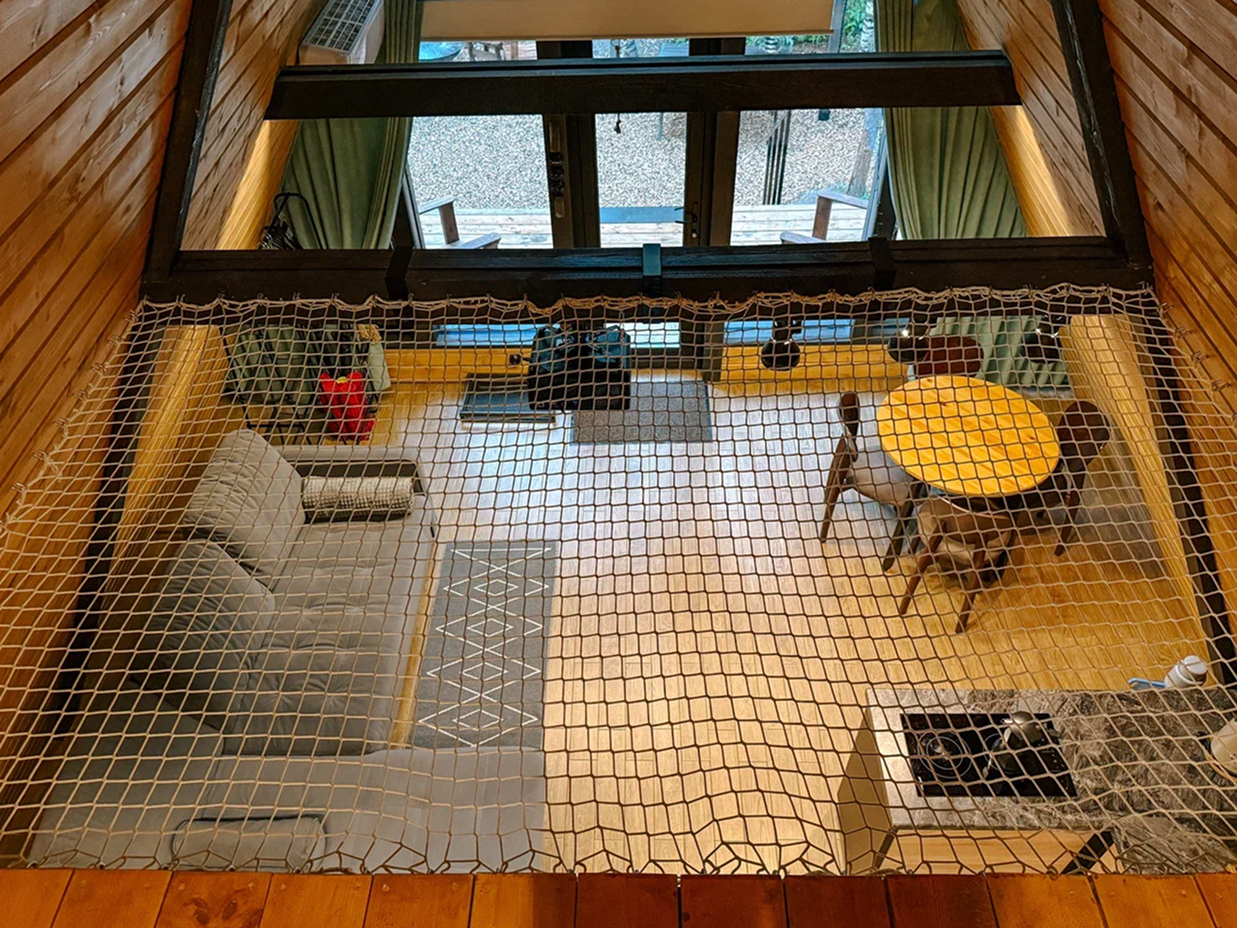 Просторная гостиная с проектором и тёплым светом в глэмпинге Под кронами