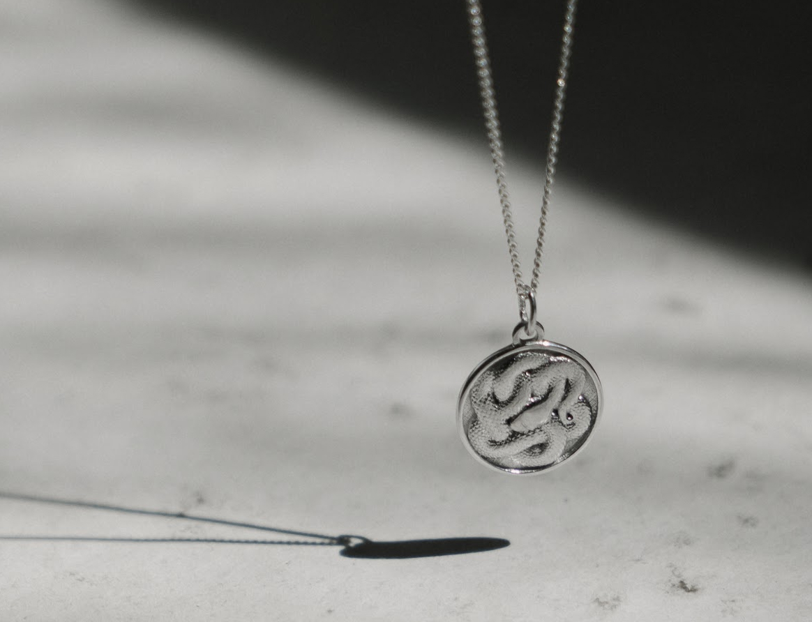 Серебрянная подвеска со змеей Tempter от 11Jewellery крупным планом