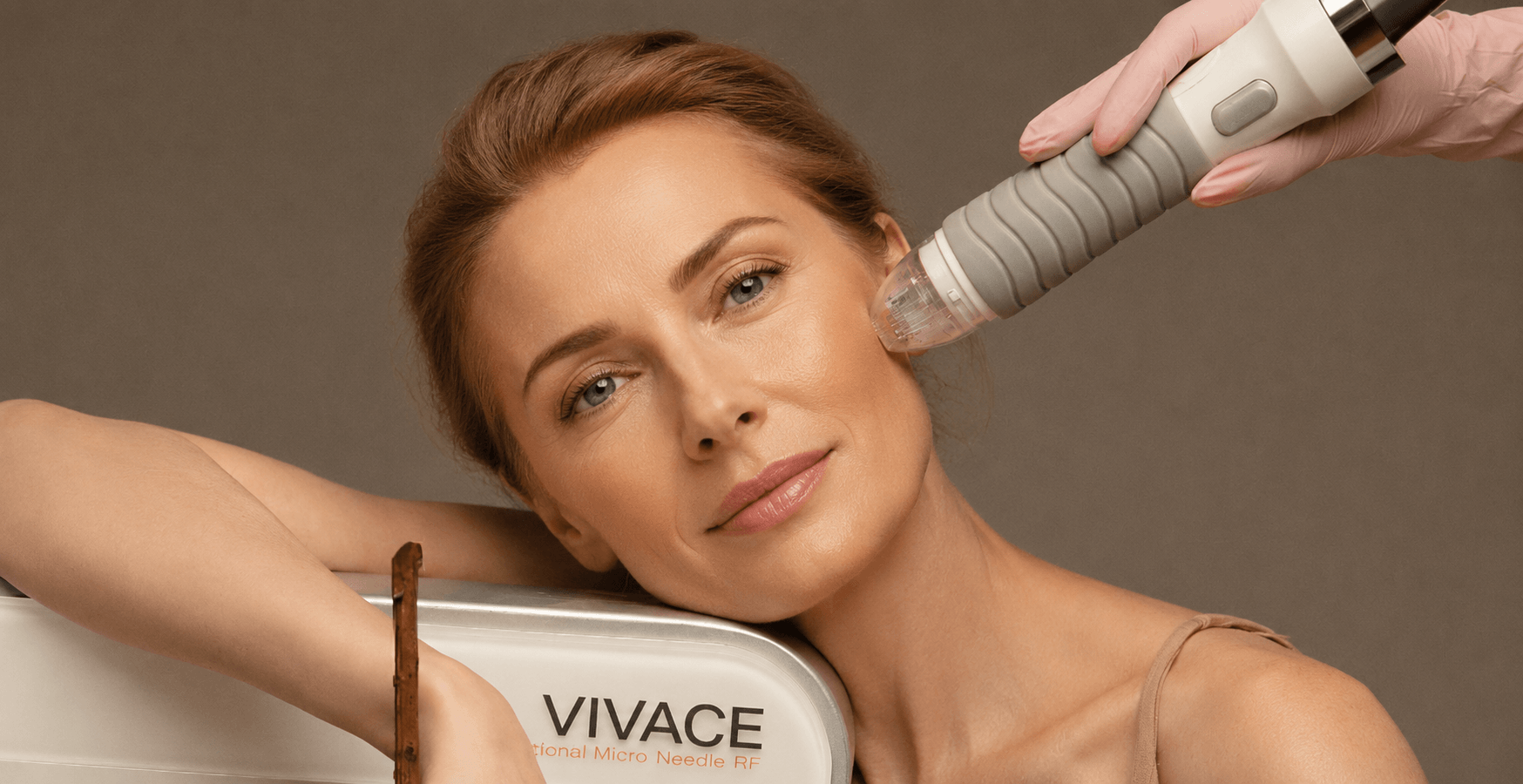 Ухоженная женщина во время процедуры микроигольчатого RF-лифтинга Vivace