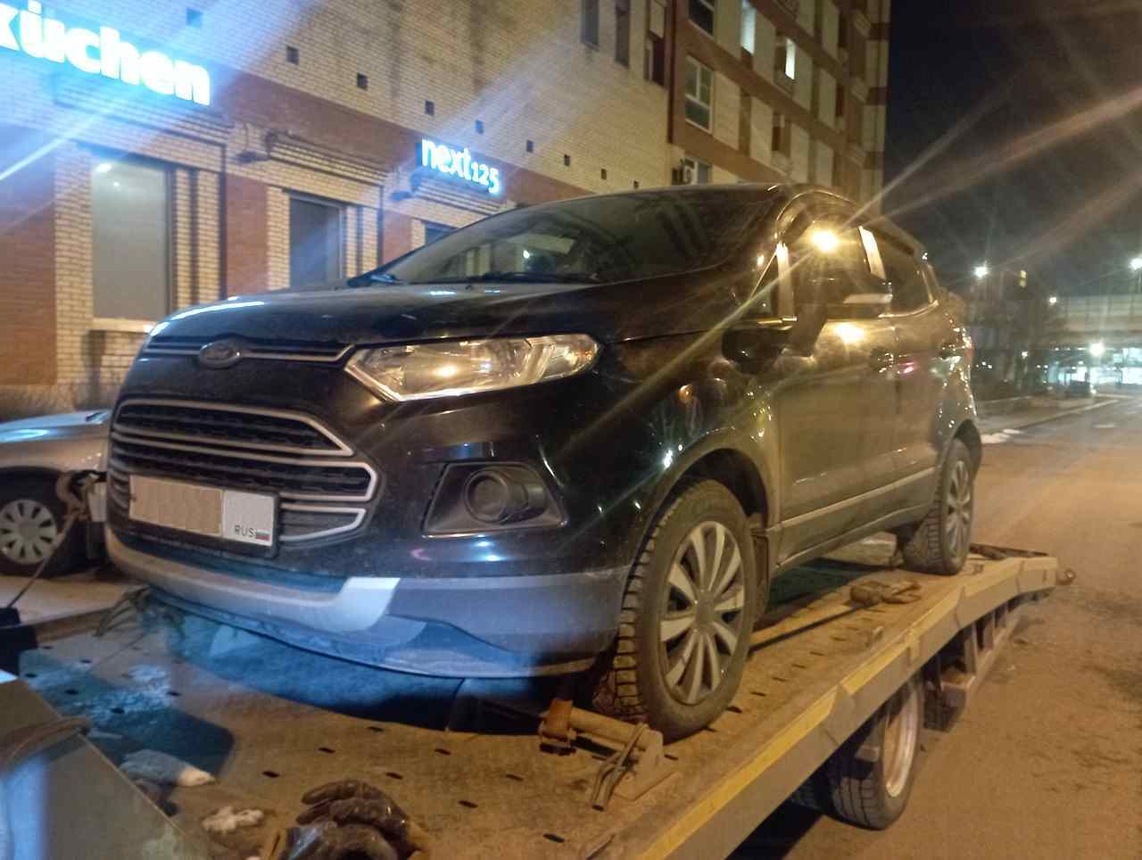 Эвакуация автомобиля Ford EcoSport с улицы Савушкина в Приморском районе Санкт-Петербурга