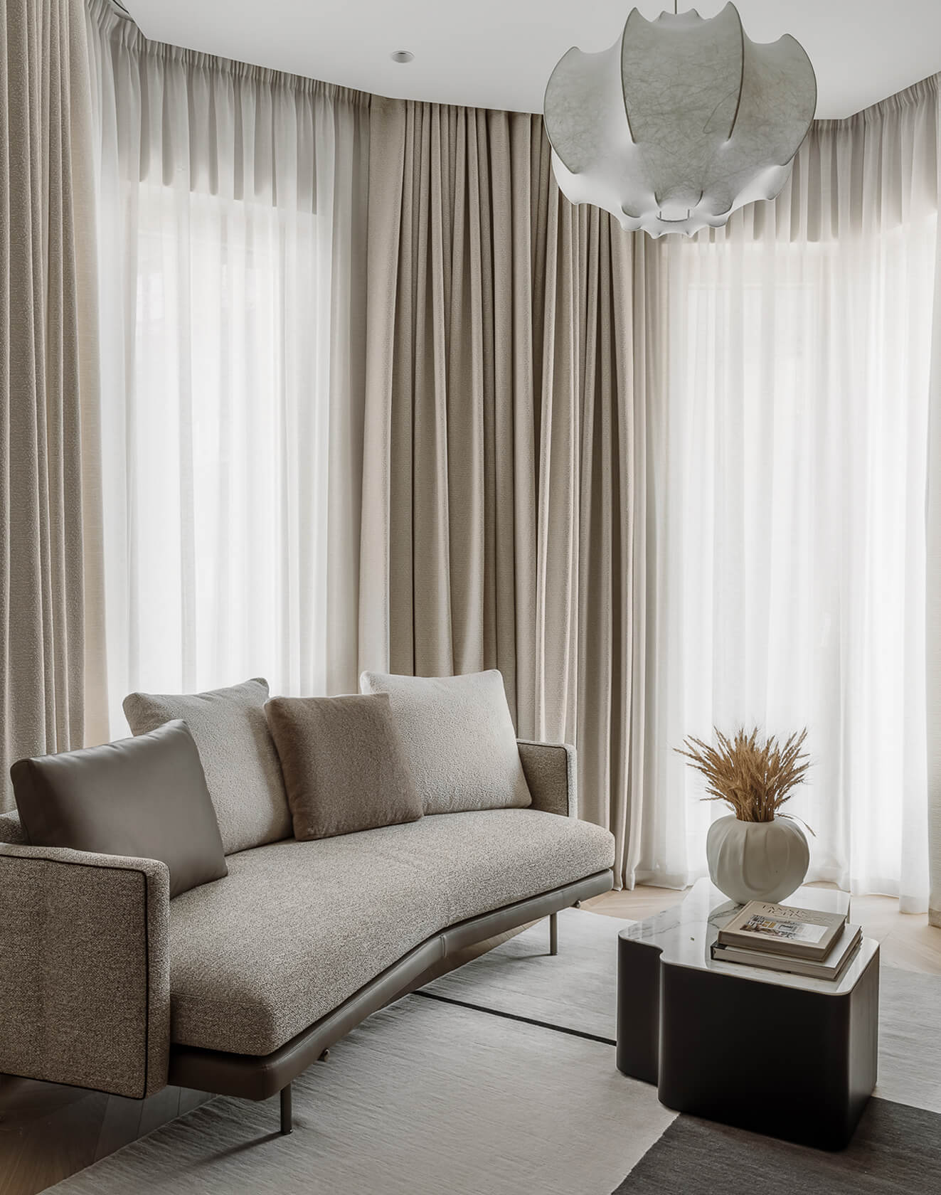 Гостиная 68 м² в ЖК «Садовые кварталы», дизайн Елизаветы Ляпиной, шорт‑лист Light Awards