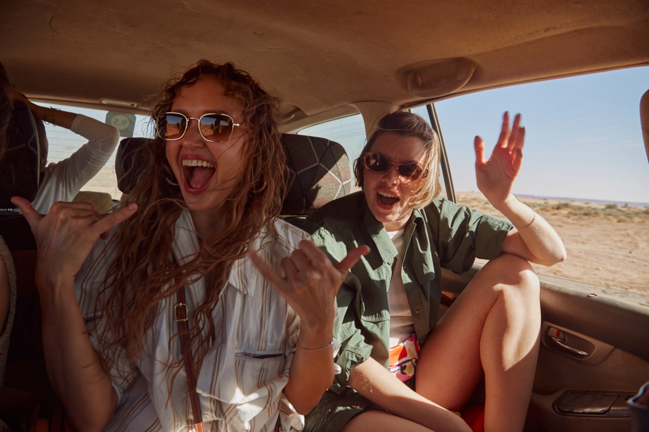 Девушки в машине в путешествии RESET TRIP