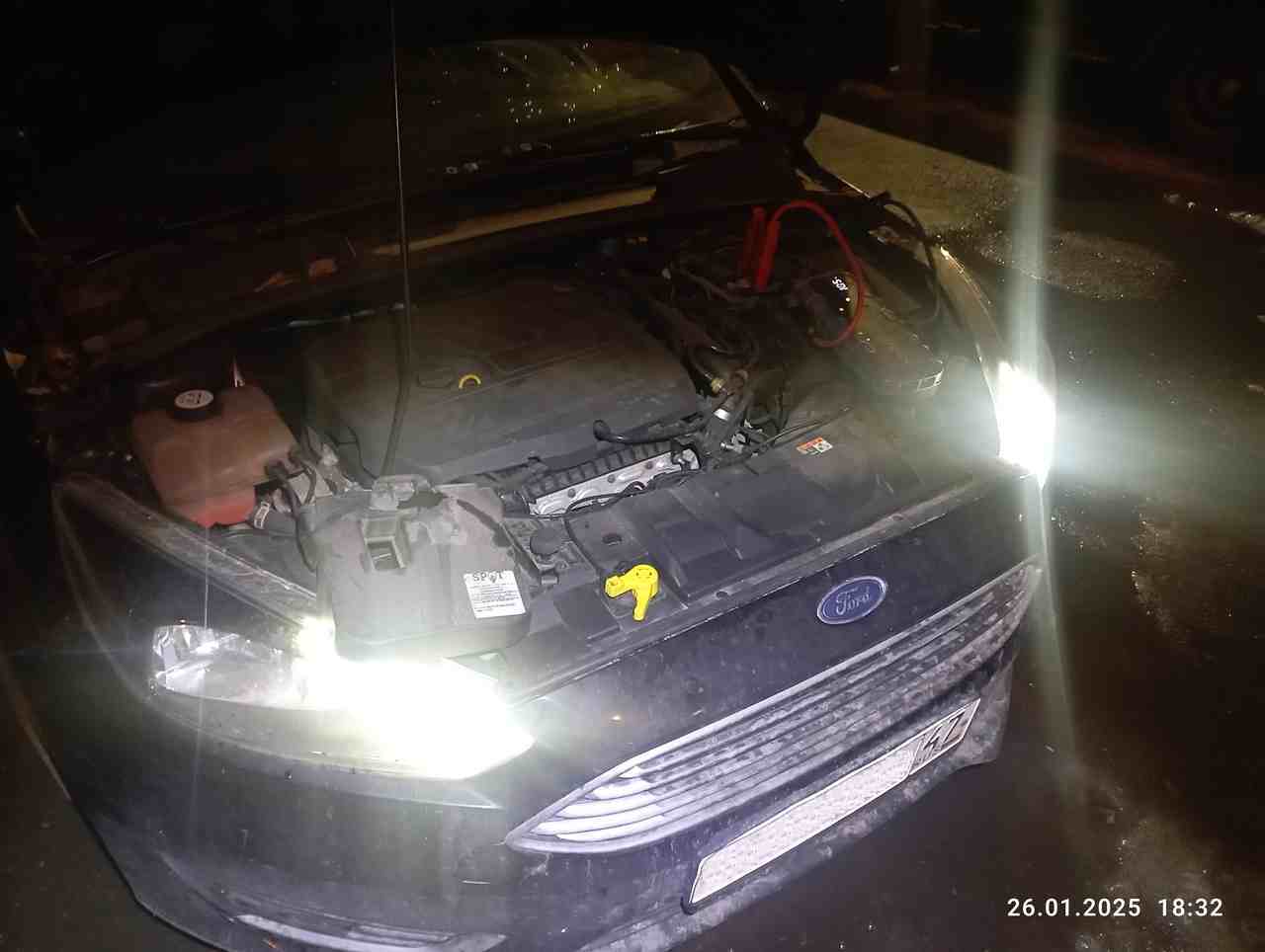 Запустили двигатель, прикурили аккумулятор Ford Focus на улице Карпинского в Калининском районе Санкт-Петербурга