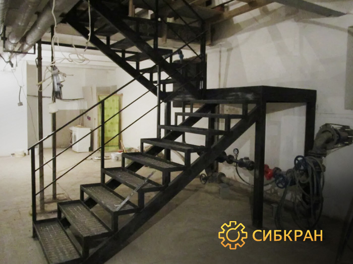 Изготовлена сварная лестница в подвал ангара под ключ