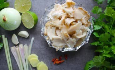 Приготовление супа Том ям с креветками и грибами: шаг 3