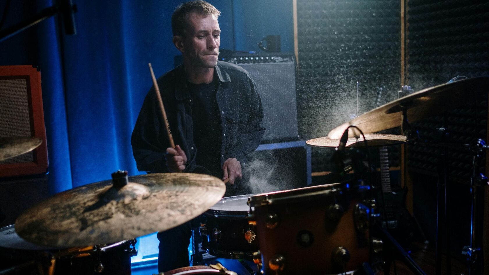 барабанщик отрабатывает базовый ритм