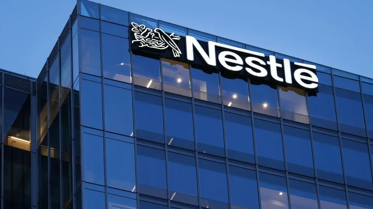 Логотип Nestlé на фасаде офиса компании