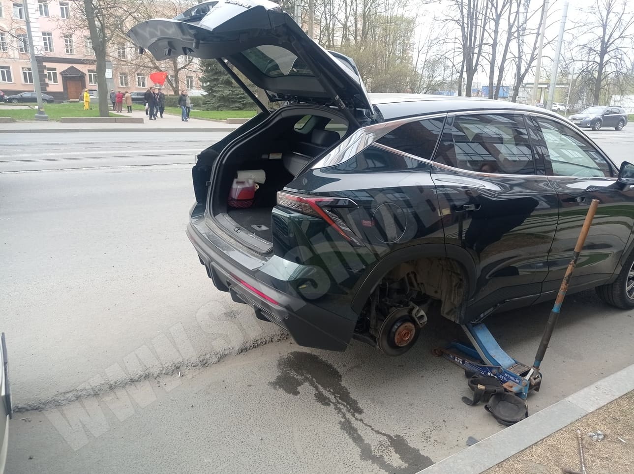 Заменили повреждённое колесо на запасное на автомобиле Джетур Дашинг на проспекте Обуховской Обороны в Невском районе Санкт-Петербурга