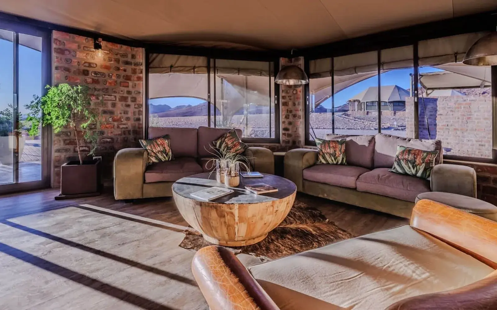 Лаунж главного шатра с диванами и панорамными окнами, Desert Hills Glamping Camp