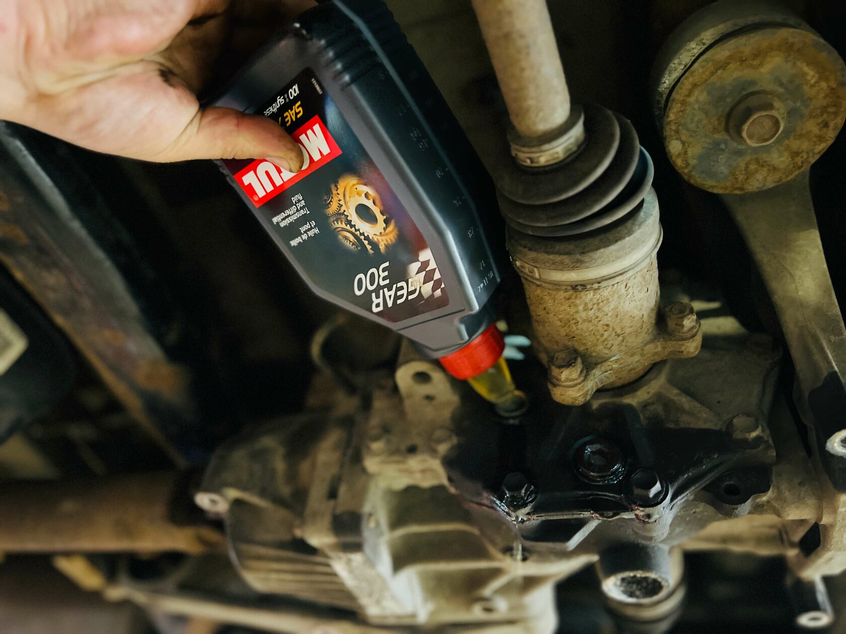 Заправка заднего редуктора Motul Gear 300
