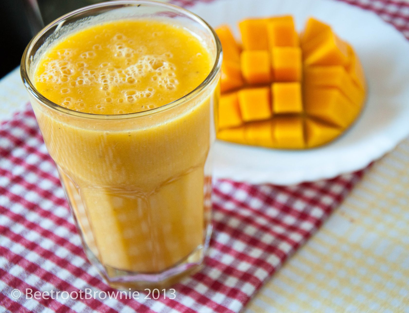 Mango shake. Милк Шейк из манго. Смузи манго. Милк Шейк манго и банан. Милк Шейк манго и маракуйя.