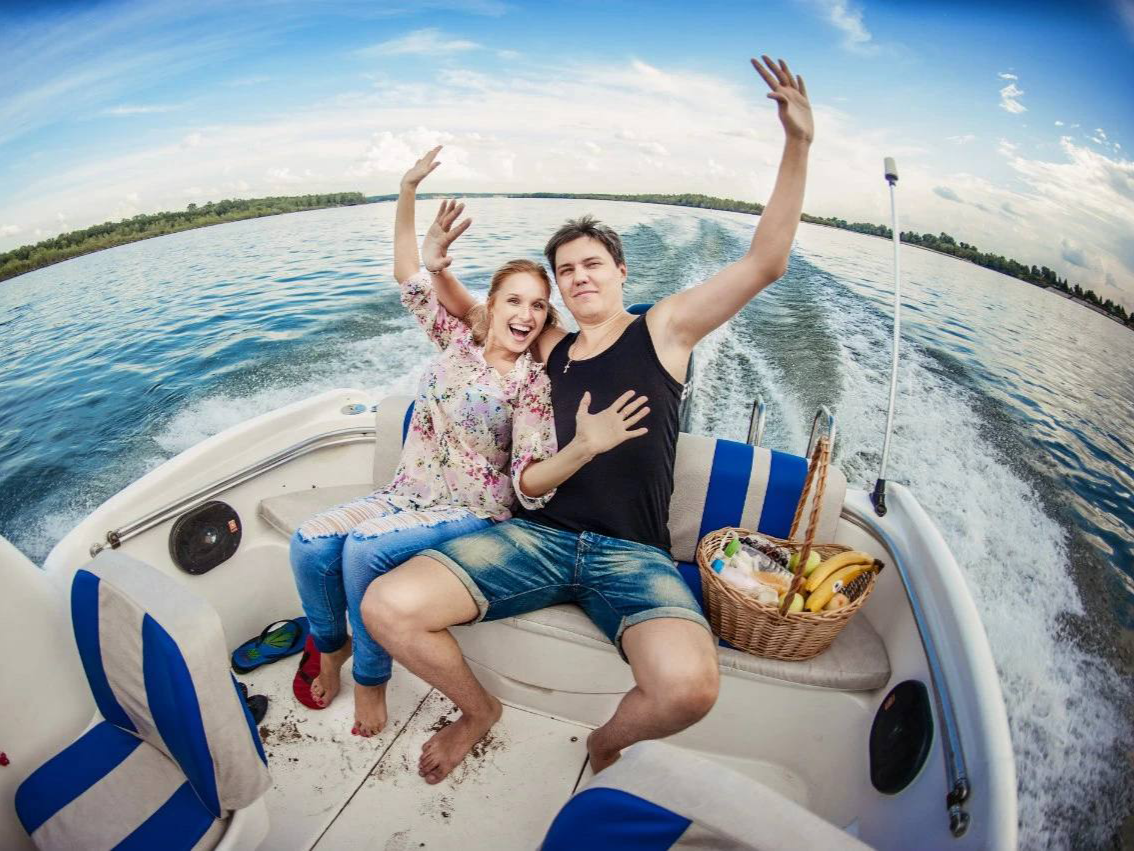 фото парня и девушки на романтическом свидании в публичном месте