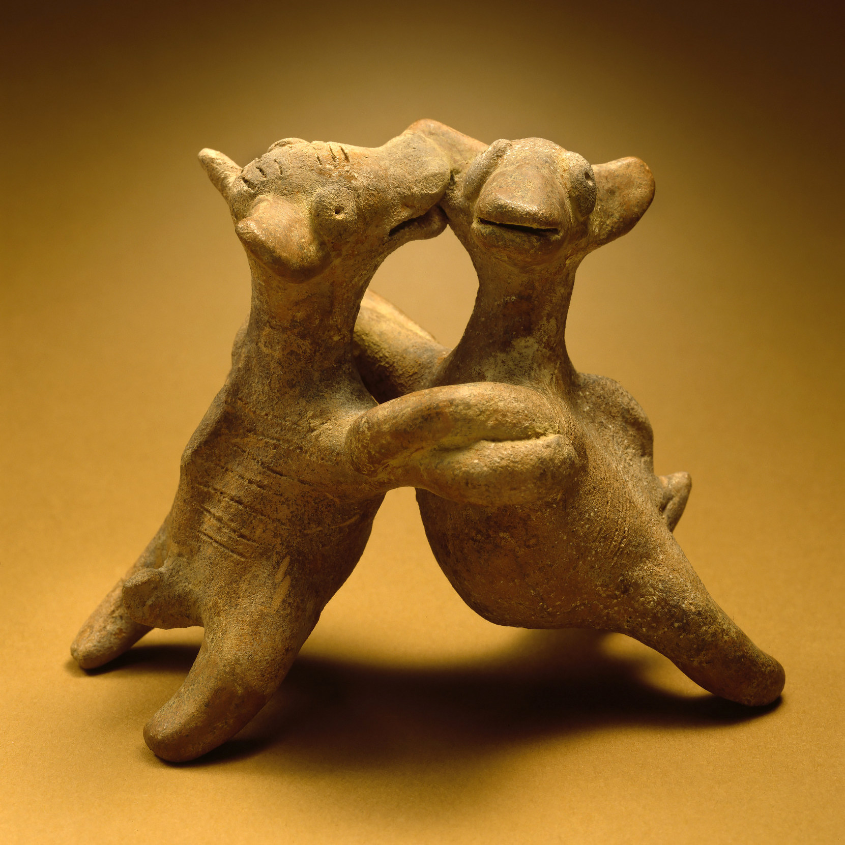 Играющие собаки. Колима, 200 гг. до н.э. - 500 гг. н.э. Коллекция Los Angeles County Museum of Art.