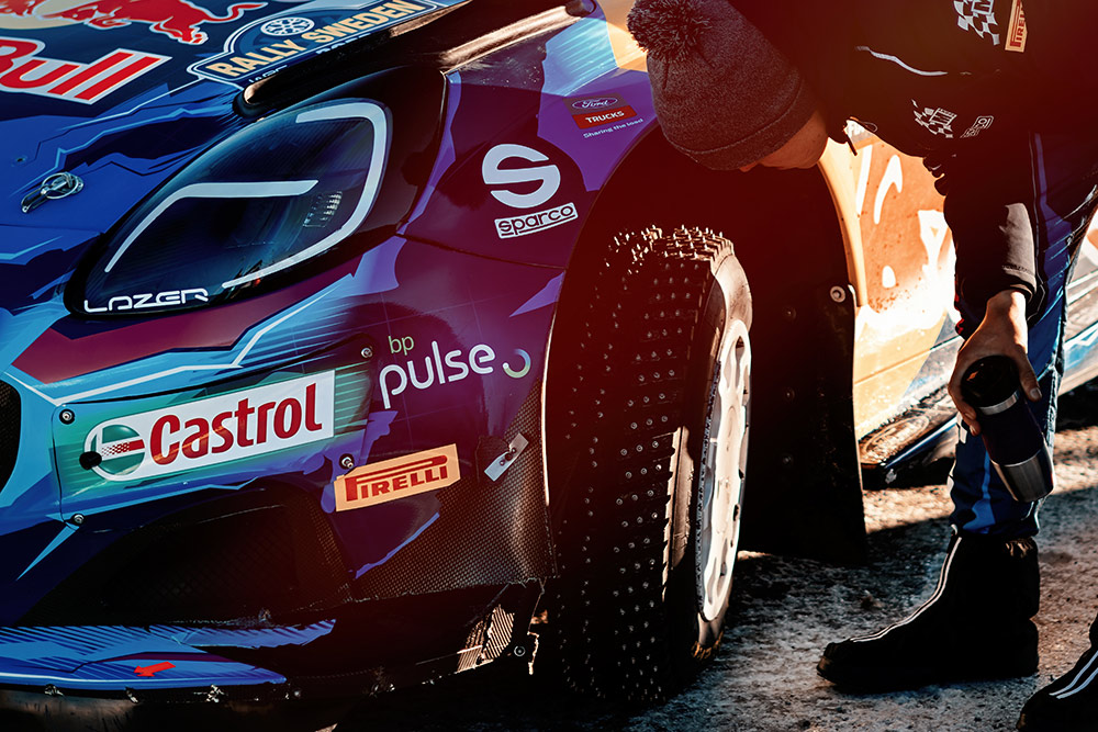 Отт Тянак изучает износ шин Pirelli на автомобиле Ford Puma Rally1, ралли Швеция 2023