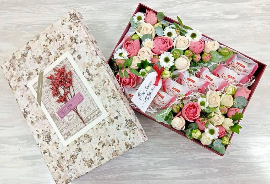 Сладкий подарок. Цветы с конфетами в коробке. Композиция из цветов с Рафаэлло