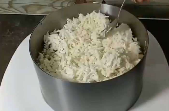 Приготовление слоёного салата со шпротами и свеклой: шаг 7