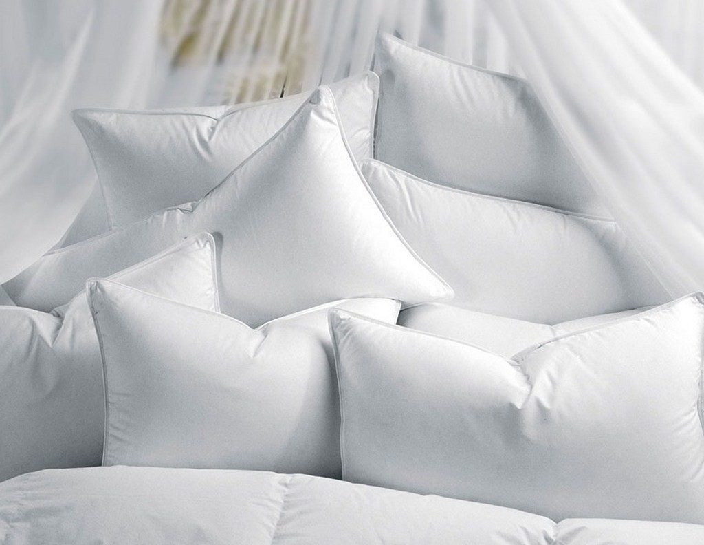 Кровать подушка и одеяло