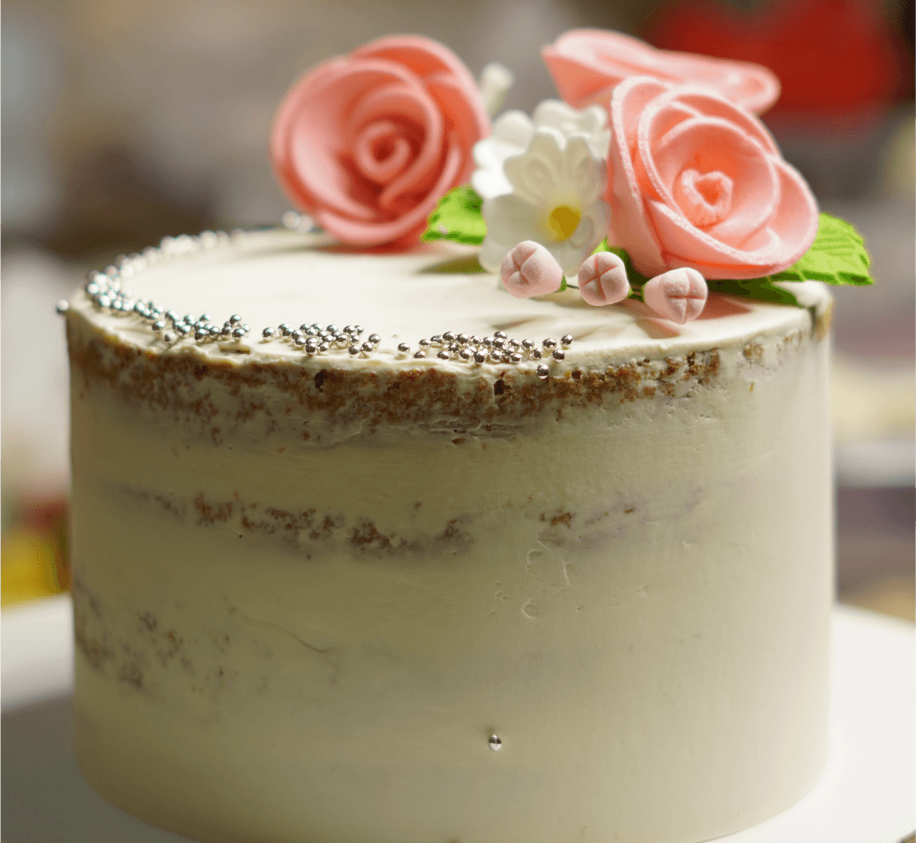 Торт сникерс с кремом чиз  декором из цветов