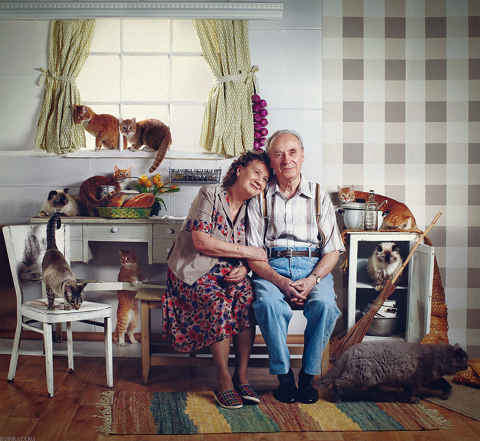 Картинка оставаться дома. Тихое семейное счастье. Семья и быт. Фотосессия в старой квартире. Квартира для пожилой пары.