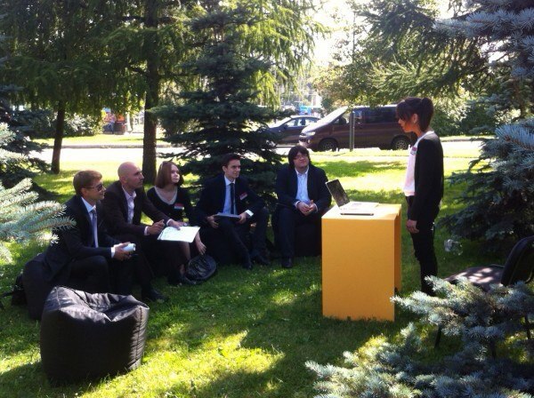 Одно из первых занятий в SWISSAM — по F&B Management с Патриком Фарраном. Первое знакомство в необычной атмосфере: в сквере рядом с Университетом.