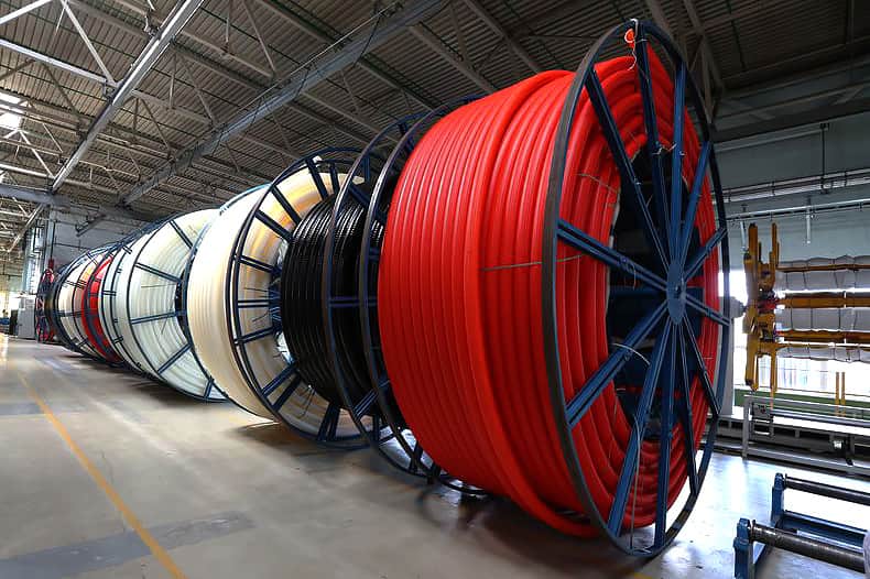Бухта гибкой предизолированной трубы ИЗОКОМ из сшитого полиэтилена PEX для теплосетей