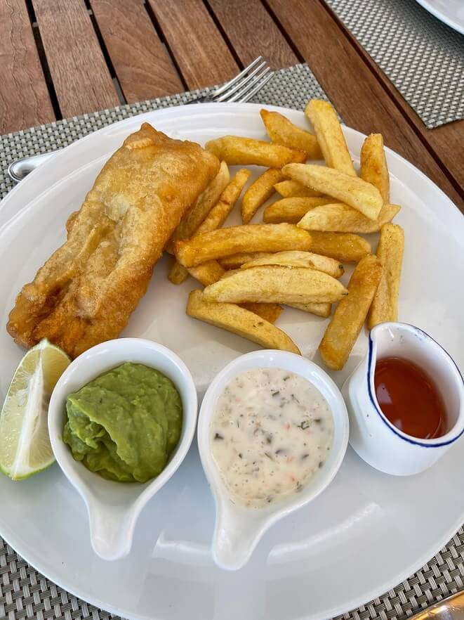 Блюдо британской кухни fish and chips в ресторане на Северном Кипре