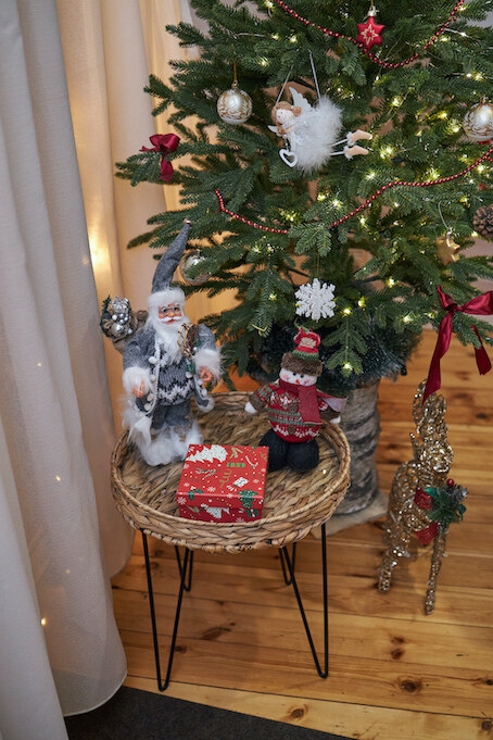 Теплый интерьер треугольного домика с панорамным окном - идеальная обстановка для семейного Рождества