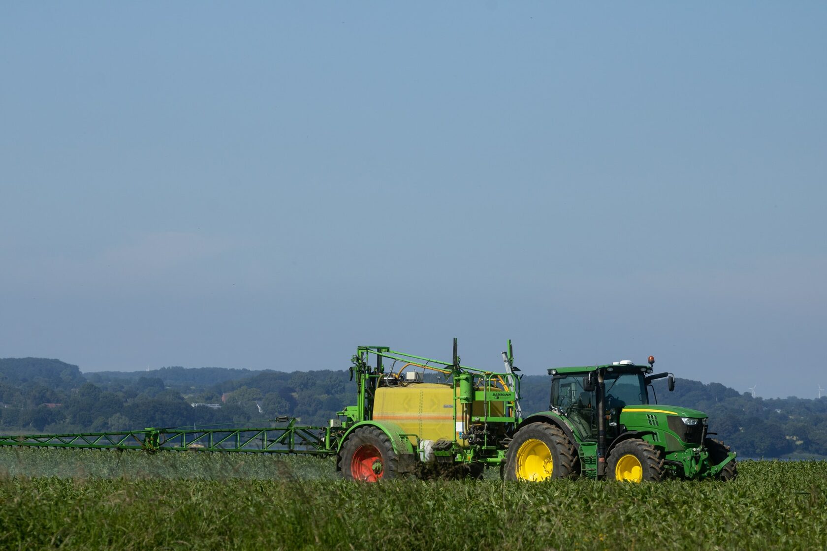 Опрыскиватель на трактор. Трактор опрыскиватель на хлопок. Tractor spraying pesticides.