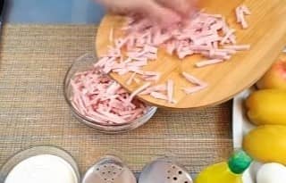 Приготовление салата с ананасом и ветчиной слоями: шаг 1