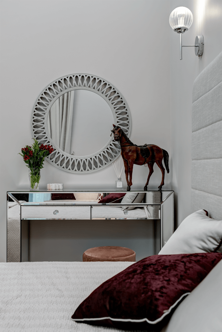 ЖК парк Рублево - Дизайн интерьера спальня, зеркало, комод, кровать