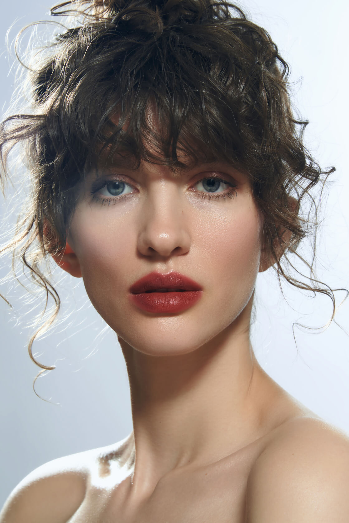 Естественный свадебный макияж с яркими губами