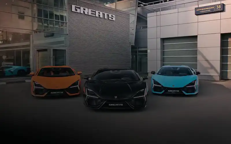 Три Lamborghini Revuelto у галереи: оживлённая фотография